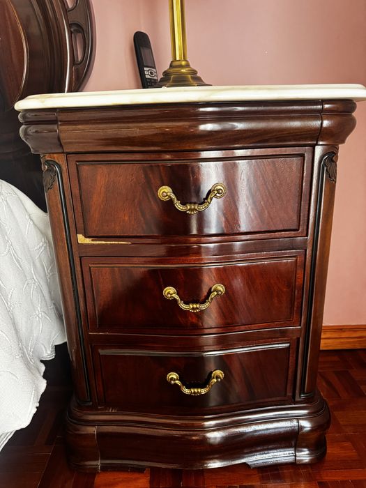 Mobilia de quarto cama , comoda, 2 mesinhas de cabeçeira + 1 cadeira