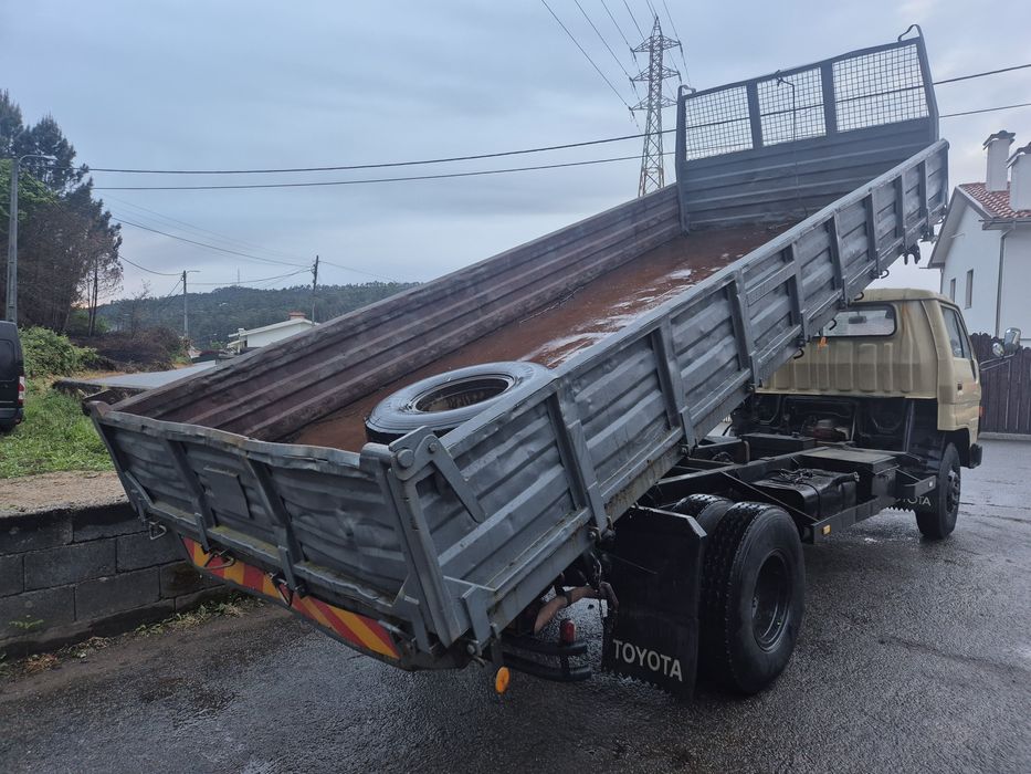Toyota  Dyna  tribasculante  pesada