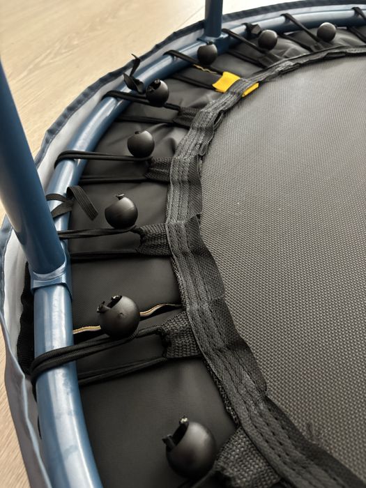 Trampolim de criança