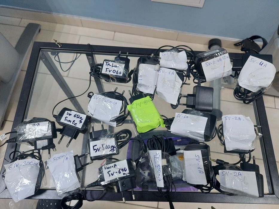 Продам блоки питания различного вольтажа и ампеража..Зарядки для  тел.