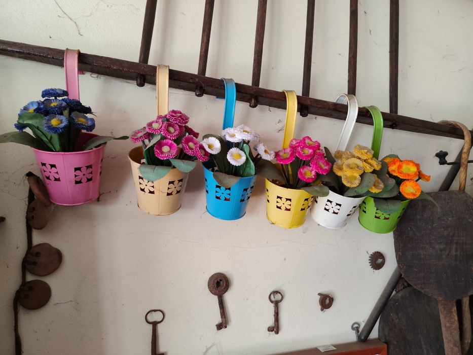 Seis suportes para vasos