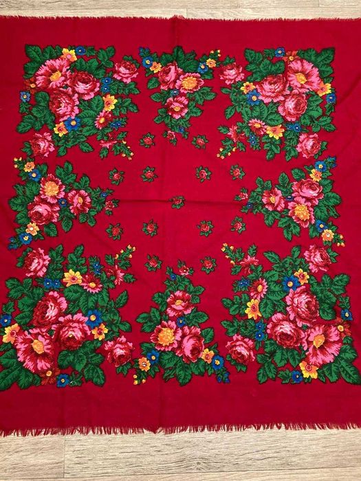 платок с китицами и рисунком