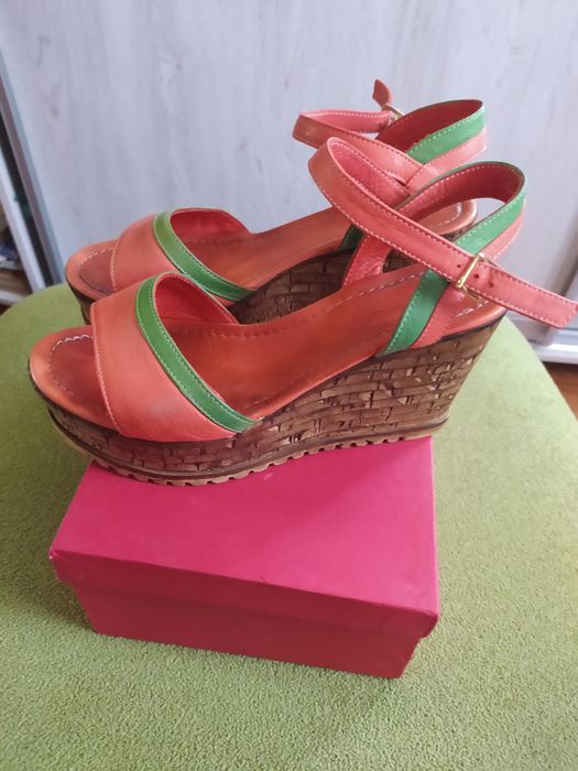 Кожаная обувь на танкетке