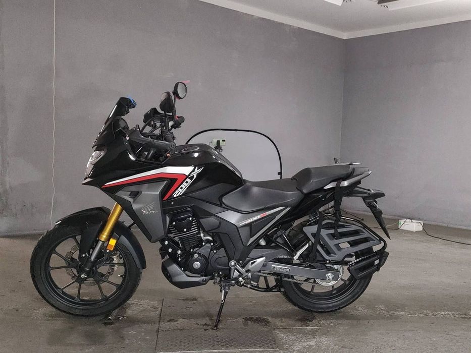 мотоцикл хонда CB200X 2022 года.