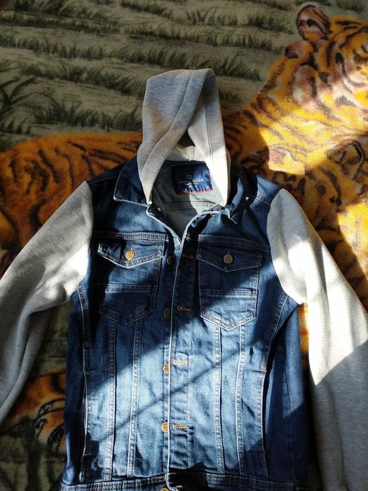 Продам куртку джинсову на 11-12 років