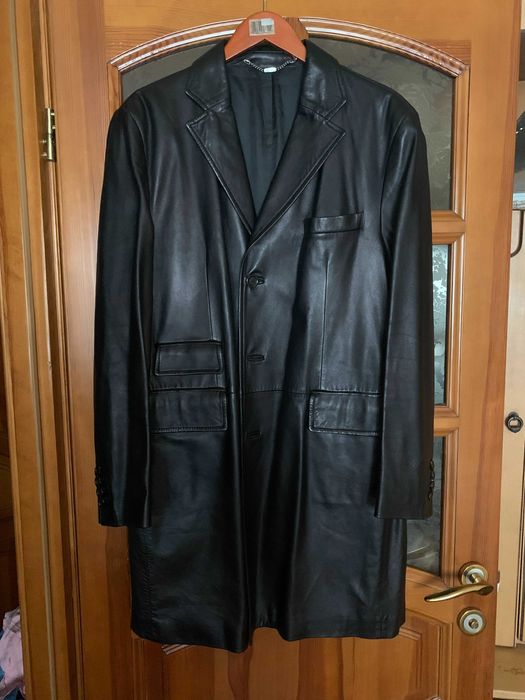 чорний кожаний плащ