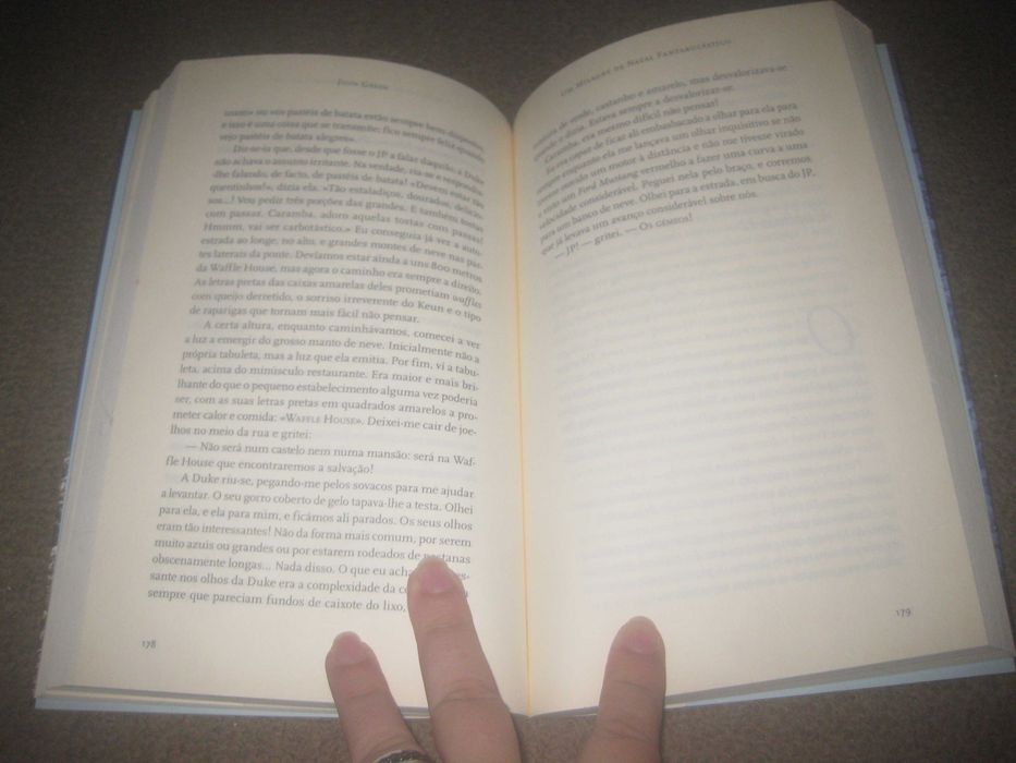 Livro "Quando a Neve Cai" de John Green, Maureen Johnson e Lauren...