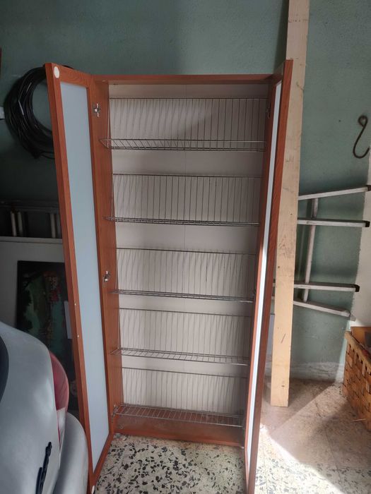 sapateira de madeira e portas em vidro