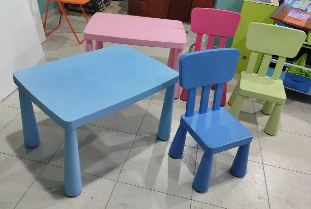 Cadeiras e mesas de brincar
