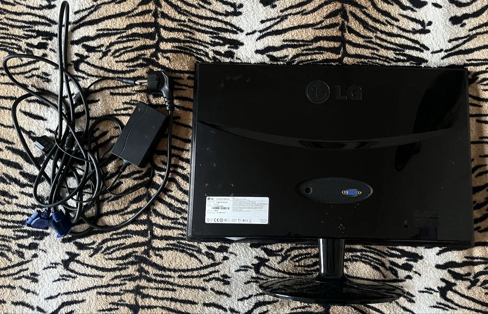 Б/У LED монитор LG flatron E1940 в рабочем состоянии