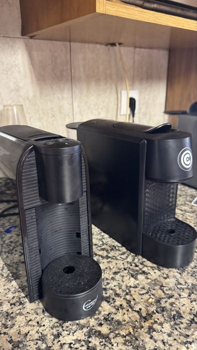 Duas máquinas de café para despachar
