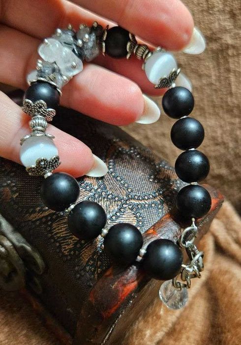 Браслет с натуральными камнями и декоративной фурнитурой