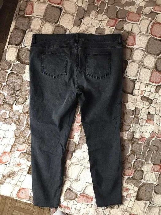 Стильные серые джинсы с лампасами