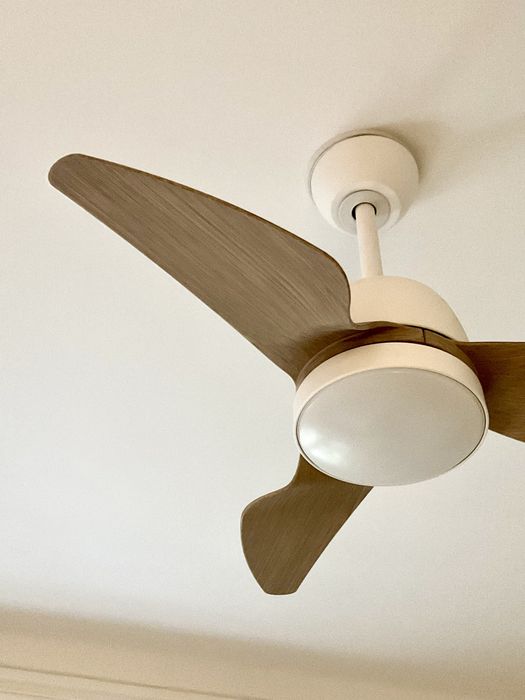 Ventoinha de teto com luz LED IP44 em excelente estado
