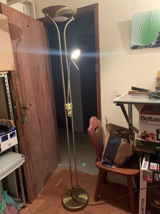 Candeeiro com pé alto