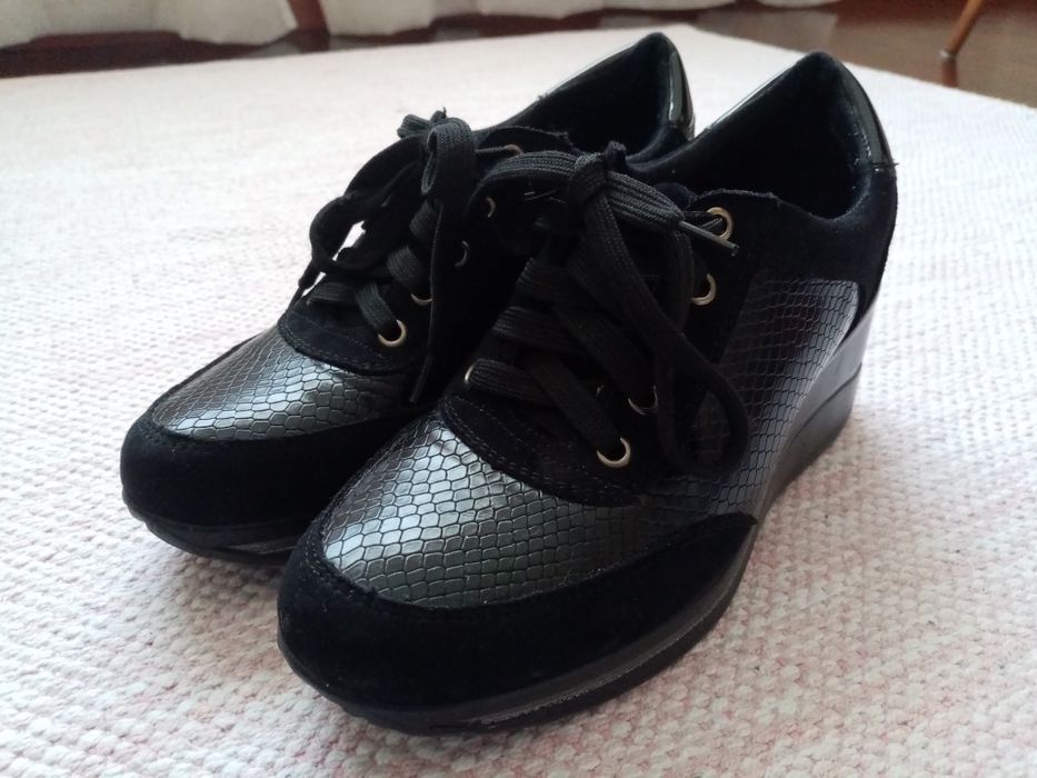 Sapatos pretos cunha