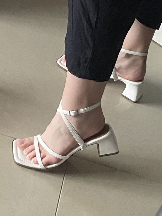 Białe sandałki na słupku 38