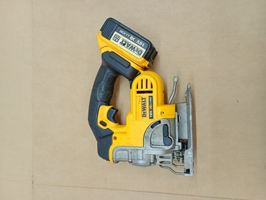 Wyrzynarka DeWalt DCS331