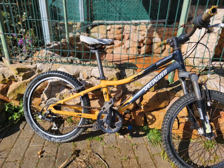 Bicicleta Specialized Roda 20, inclui capacete