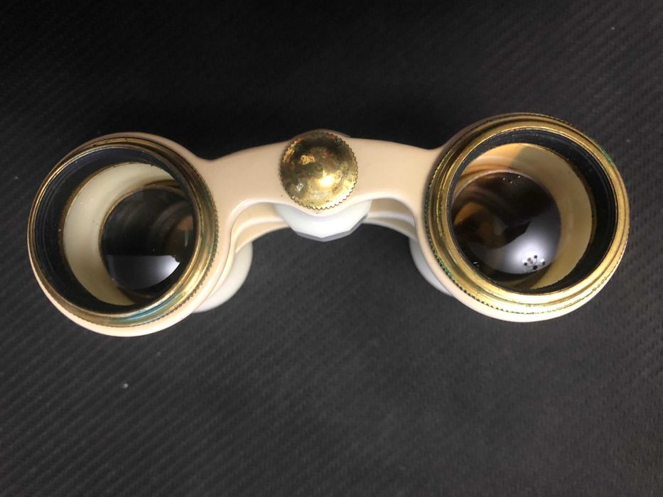 Бінокль театральний з чохлом.