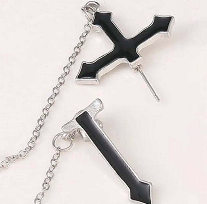 Готическая серьга крест с цепочкой.