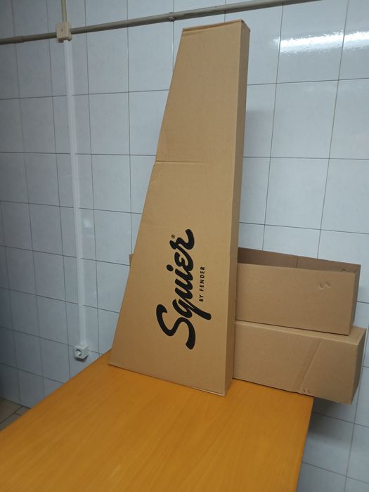 Guitarra Squier Affinity + amp + gig bag