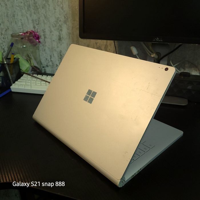 Microsoft surface book 2 13 | GTX 1050 | 1tb | i7 | 16gb