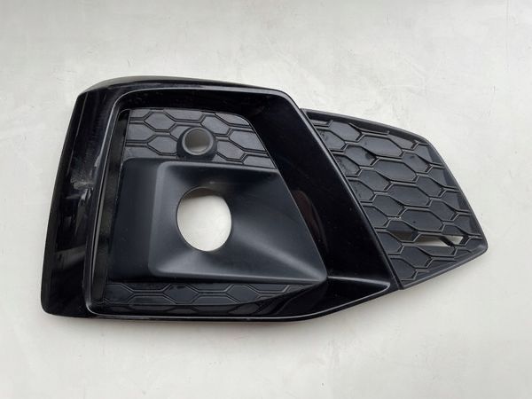 Решітка противотуманки переднього бампер Audi A5 B9 F5 2020-2023 радар