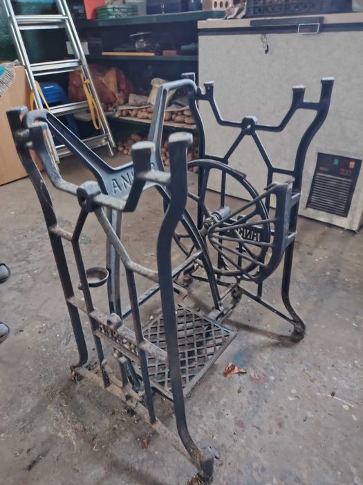 Estrutura de máquina de costura antiga