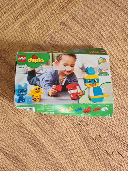 Vários brinquedos de crianças