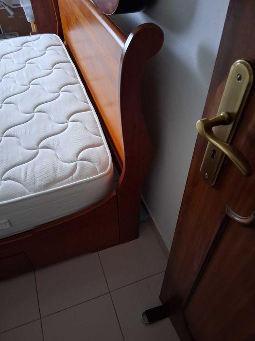 Cama de casal pinho maciço cor de mel com colchão e estrado incluídos