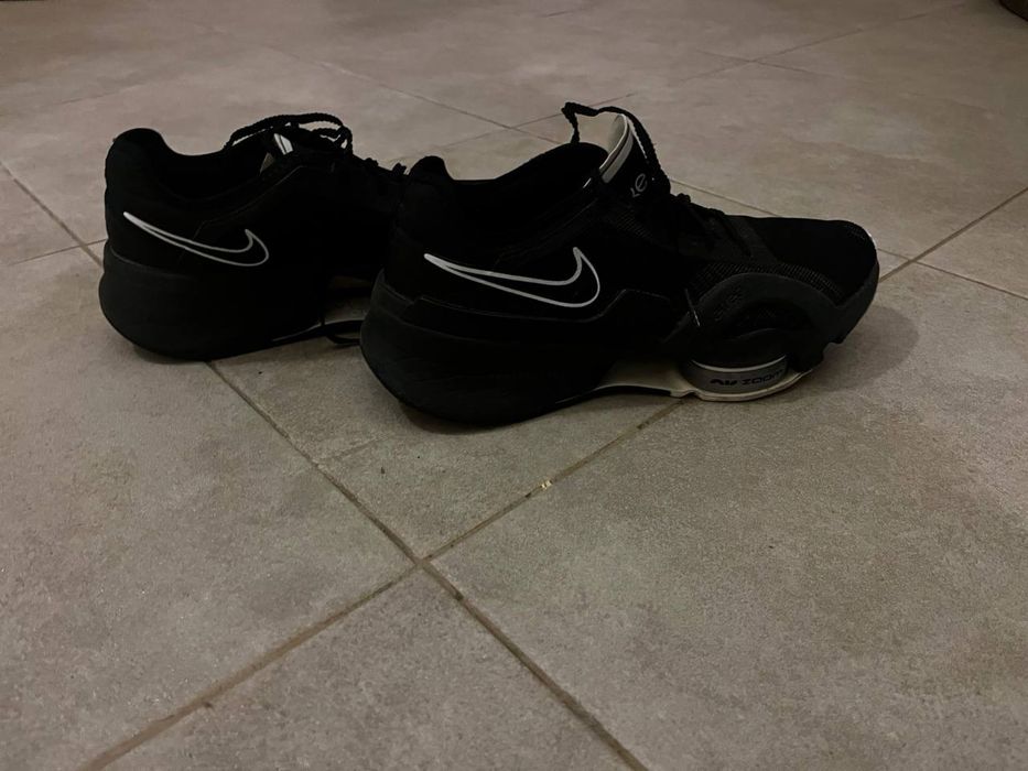 Кросівки nike.