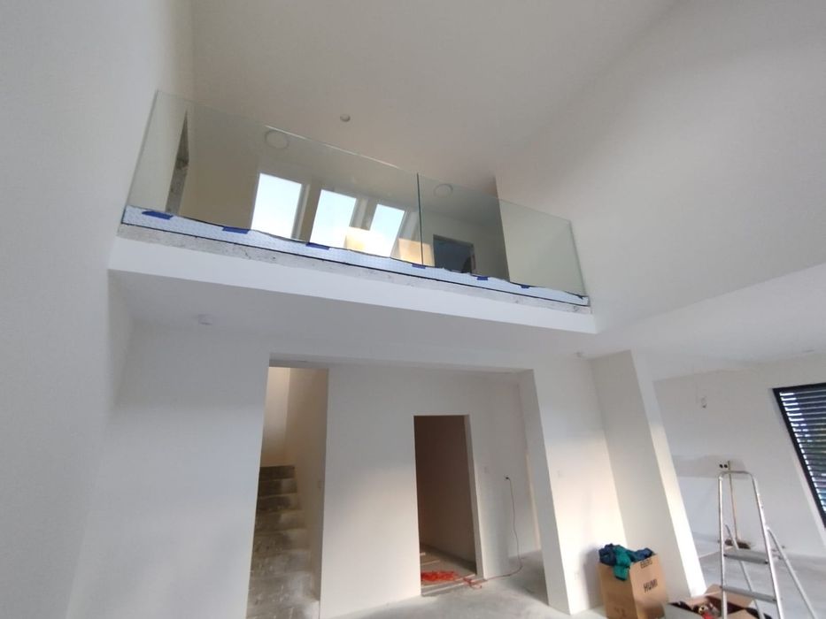 Balustrada Szklana Nowoczesna w profilu aluminiowym