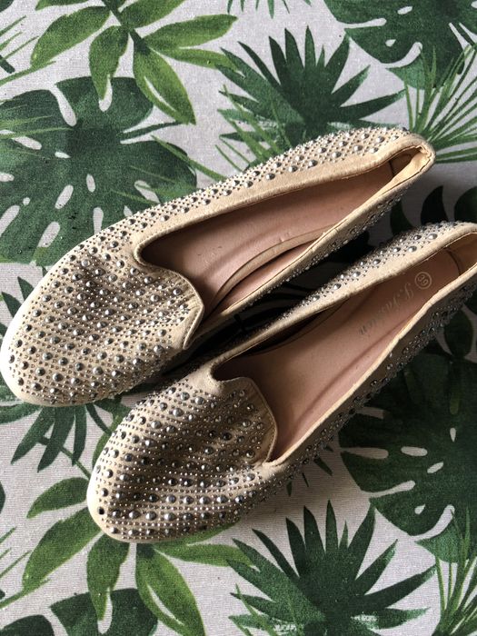 Sandália com pedras