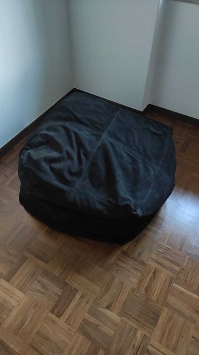 Pouf, em tons castanho escuro
