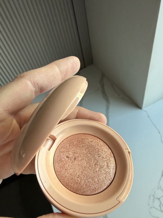 Хайлайтер Rare Beauty Positive Light Enlumineur Mesmerize