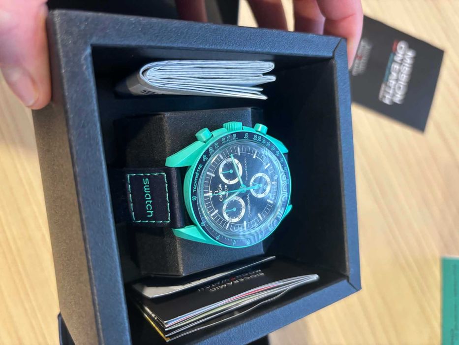 Nowy Swatch Omega Bioceramic Moonswatch Mission on Earth Polar Lights