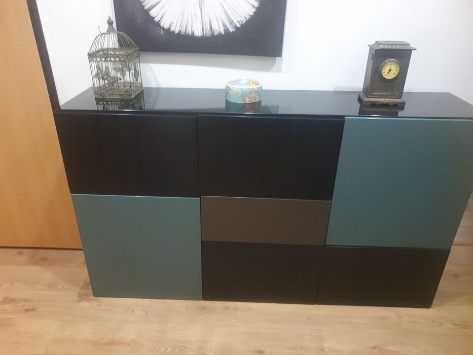 Aparador muito elegante do Ikea com muita arrumação