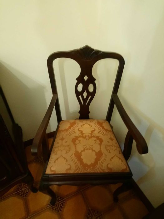 Cadeira antiga em madeira vintage