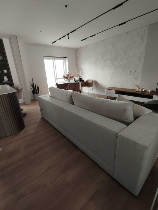 Sofá Laskasas (Modelo Grey na cor Veludo cream. Medidas 260x110cm)