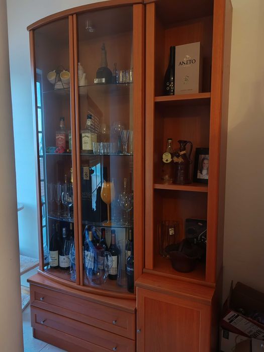 Mobília de sala cor de cerejeira com cristaleira (c/ iluminação)