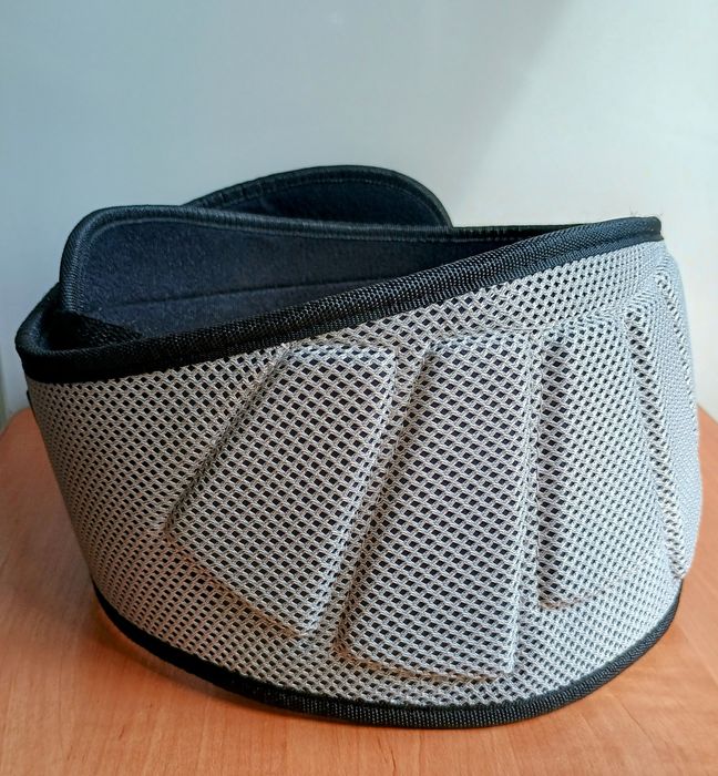 Super zestaw na siłownię: pas treningowy, 2 pary ochraniaczy.