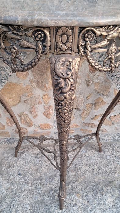 Mesa em ferro e tampo de pedra