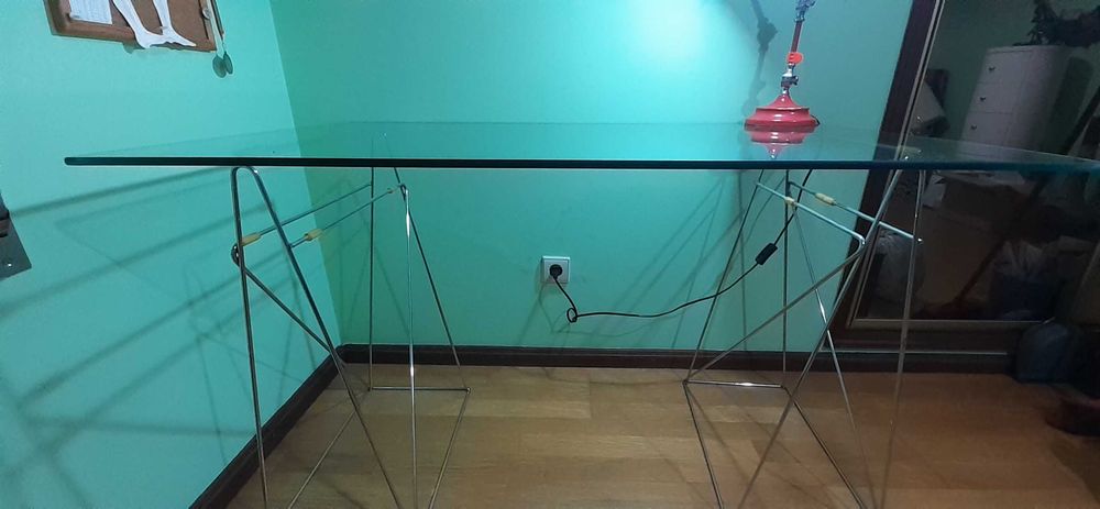 Mesa, cadeira de secretária, e estante.