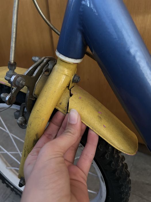 Bicicleta de criança azul e amarela