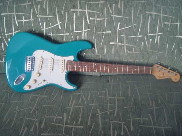 Продам электрогитару Fender Squier