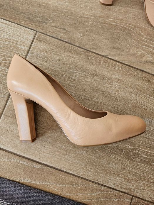 Шкіряні бежеві човники 38