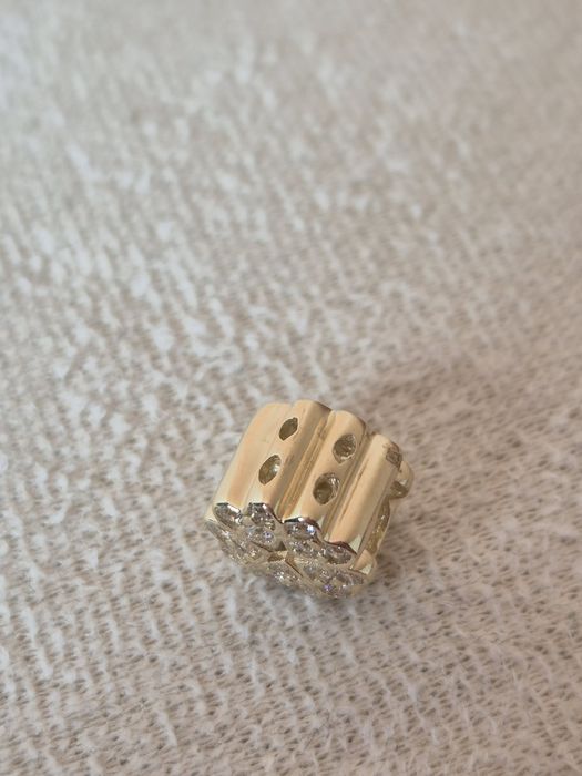 Złoty charms kwiatek białe cyrkonie 585