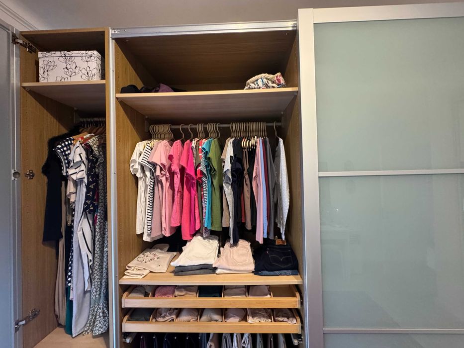 Vendo roupeiro com portas de correr IKEA PAX, em efeito carvalho, com 2,5m de largura.
