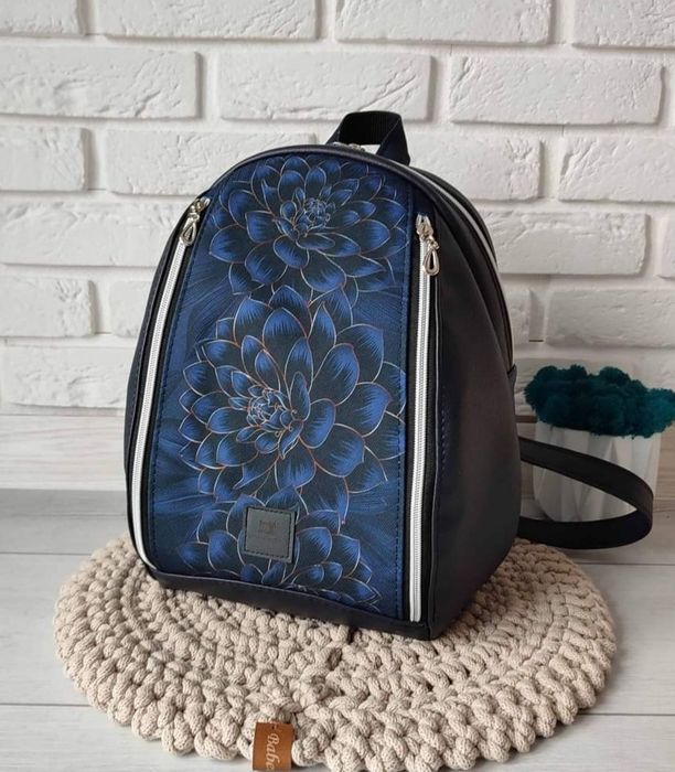 Duży pojemny damski plecak hand made elegancki w granatowe kwiaty goth